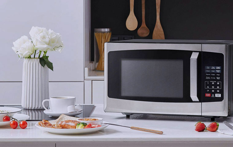 فهم الفروقات الأساسية: ميكروويف بدون شواية مقابل ميكروويف بشواية