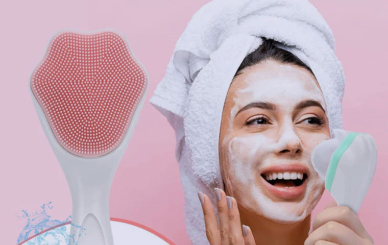 كيفية استخدام جهاز تنظيف الوجه بالفرشاة للحصول على بشرة مثالية