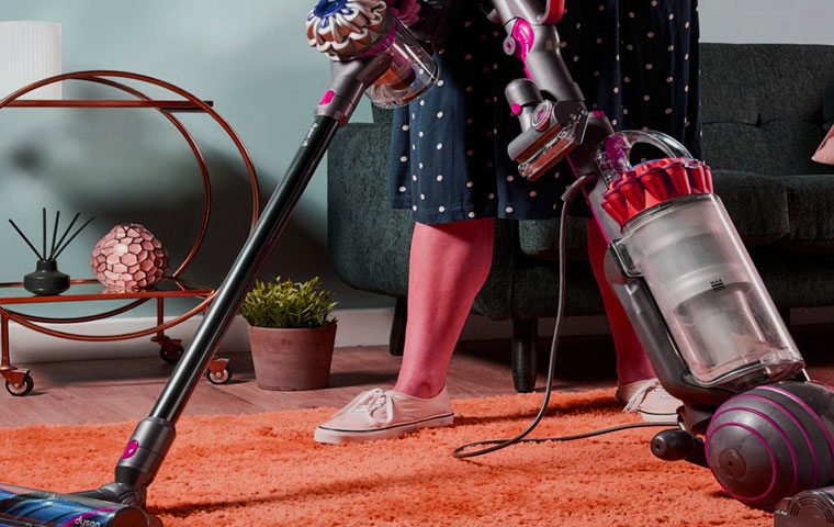 مقارنة بين المكنسة اللاسلكية والمكنسة السلكية من حيث المميزات